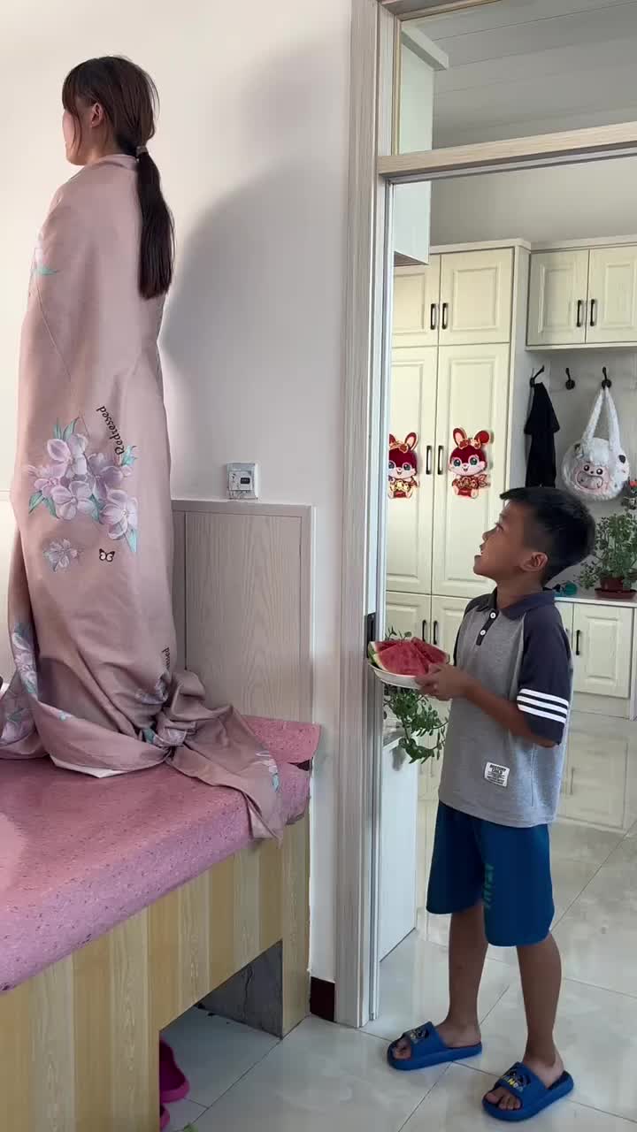 姐弟在家里玩“cosplay“游戏，姐姐得瑟过头了，直接遭到惩罚