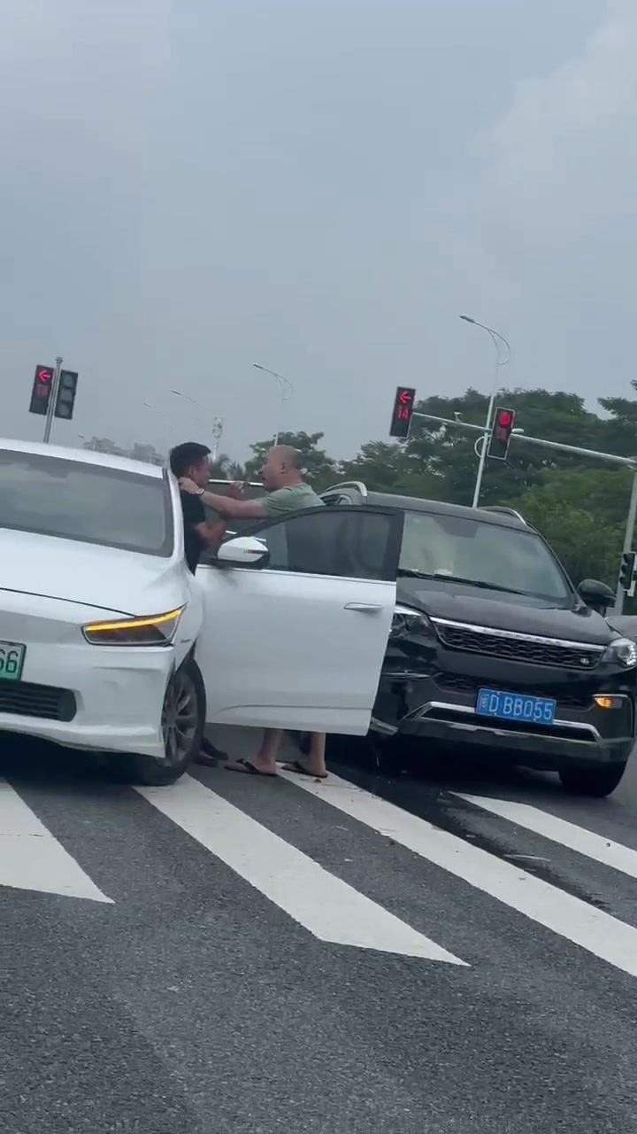 气到动手！这下估计要赔钱了吧