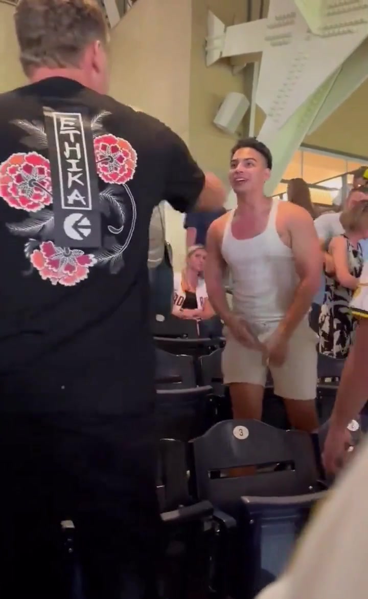 网友：一看就是平时练嘴皮子的，全用嘴接招