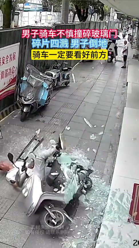 这个店家也有责任吧！门都开马路上来了