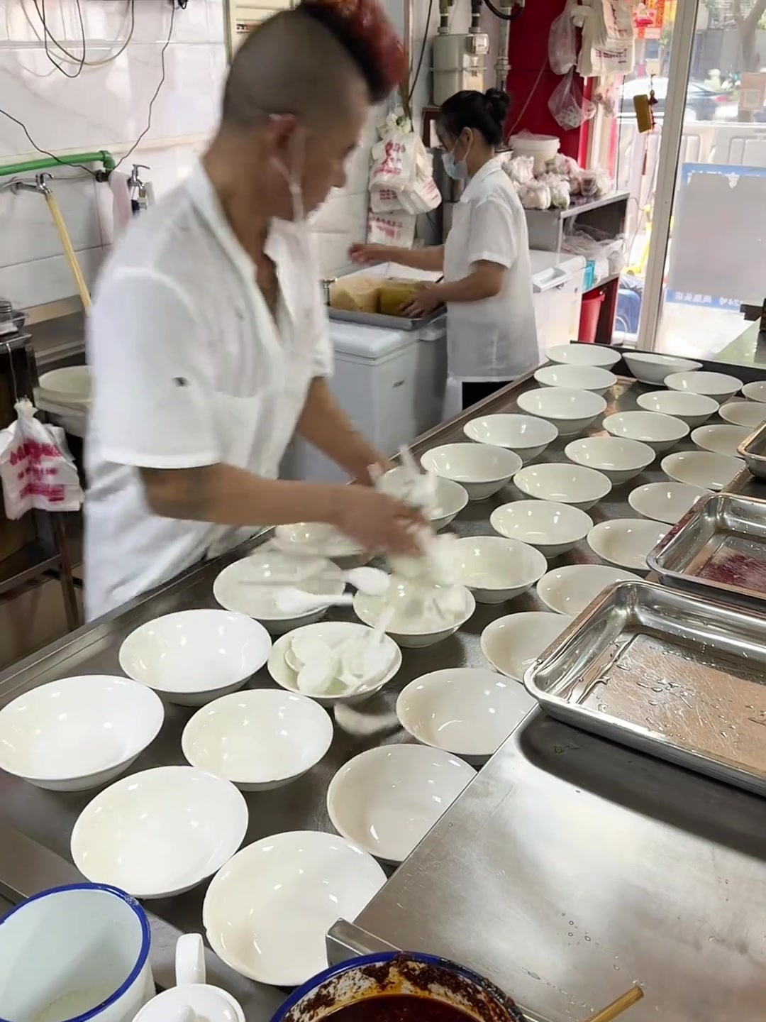 老板说他煮混沌很厉害，叫我记录一下...