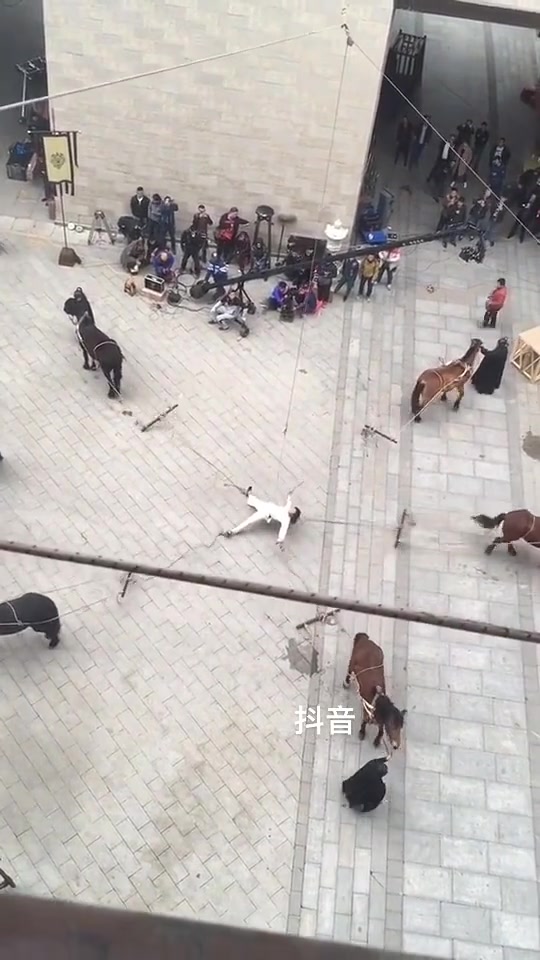 剧组拍摄“五马分尸”现场，万一马真的跑怎么办！