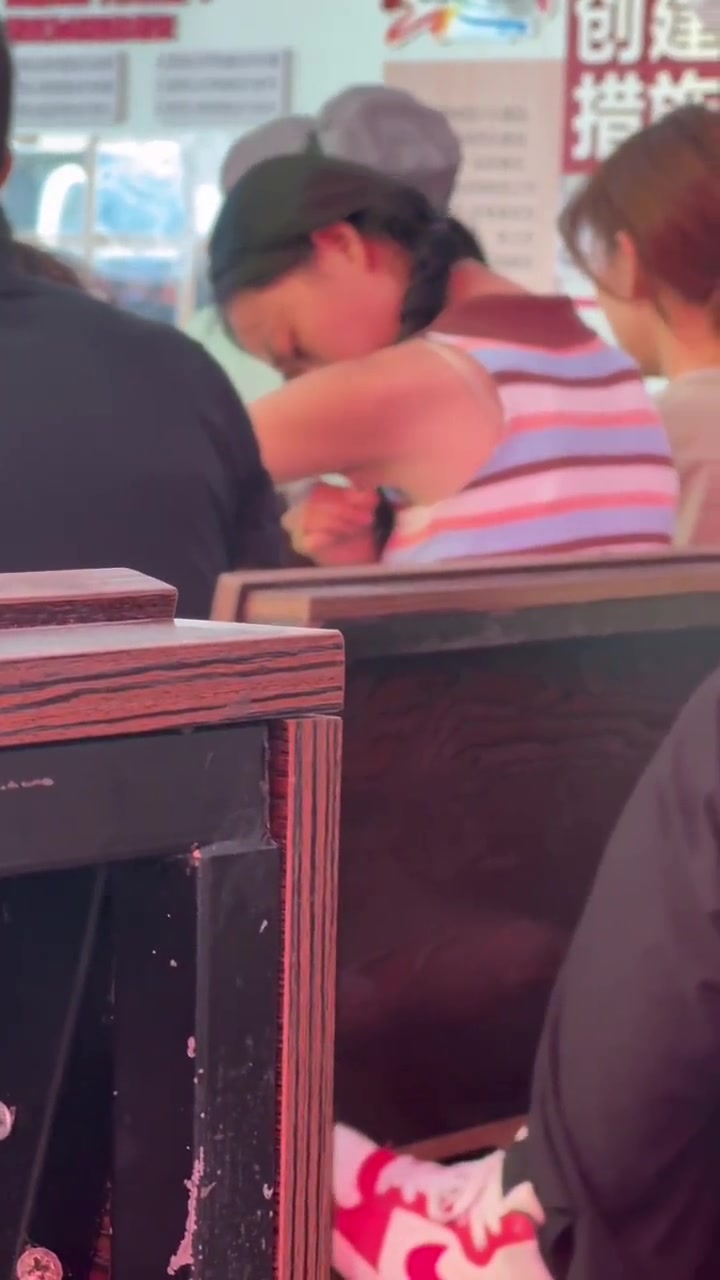 建议她去理发店理一下！