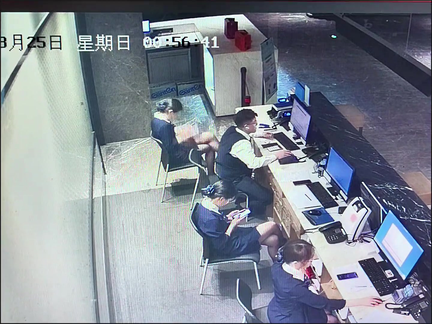 酒店夜班前台妹子刷短视频被吓的手机都扔了