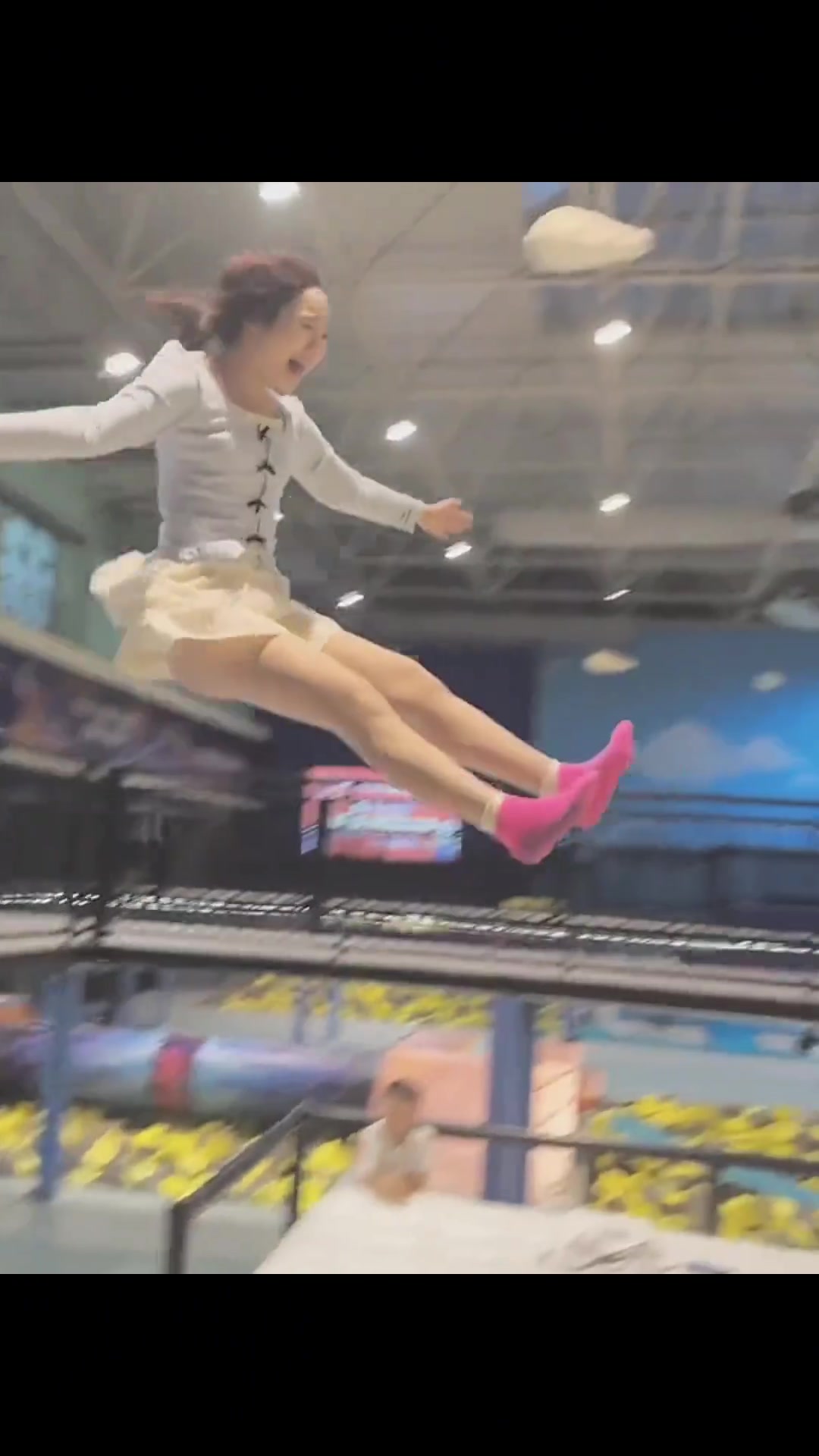 所以玩蹦床为啥还要穿裙子呀