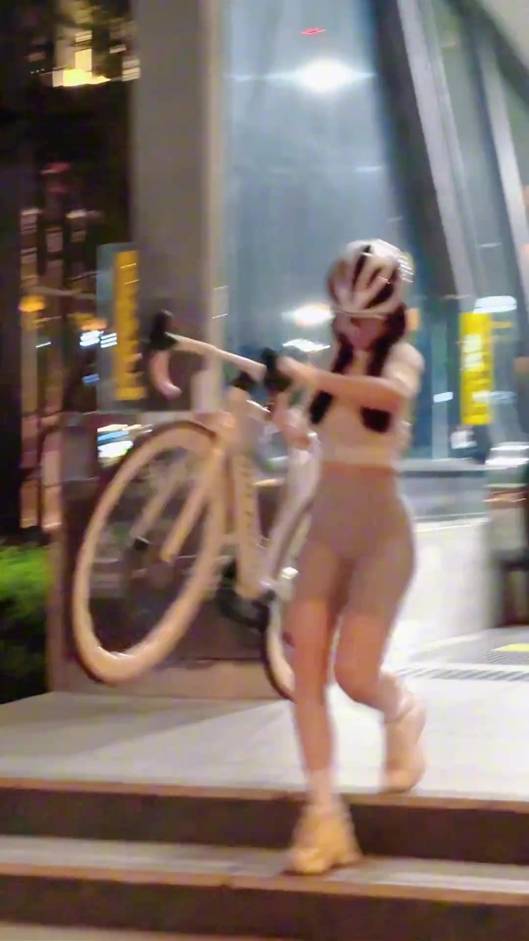 小姐姐骑车骑到地铁里了啊