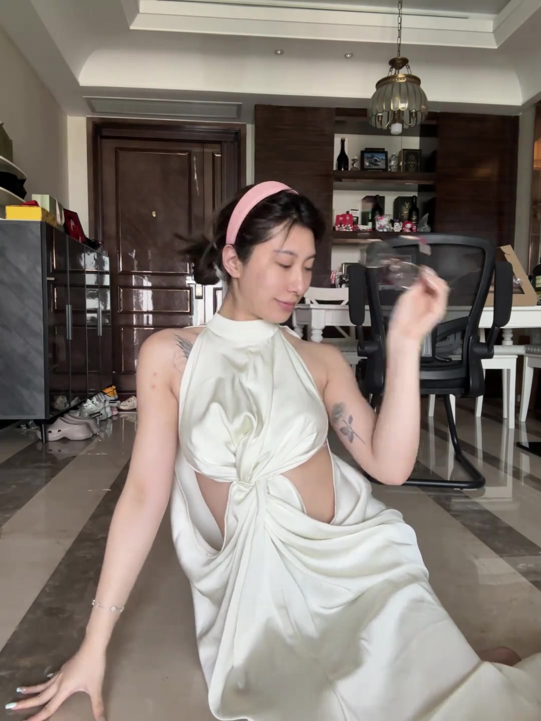 这衣服艺术成分很高啊