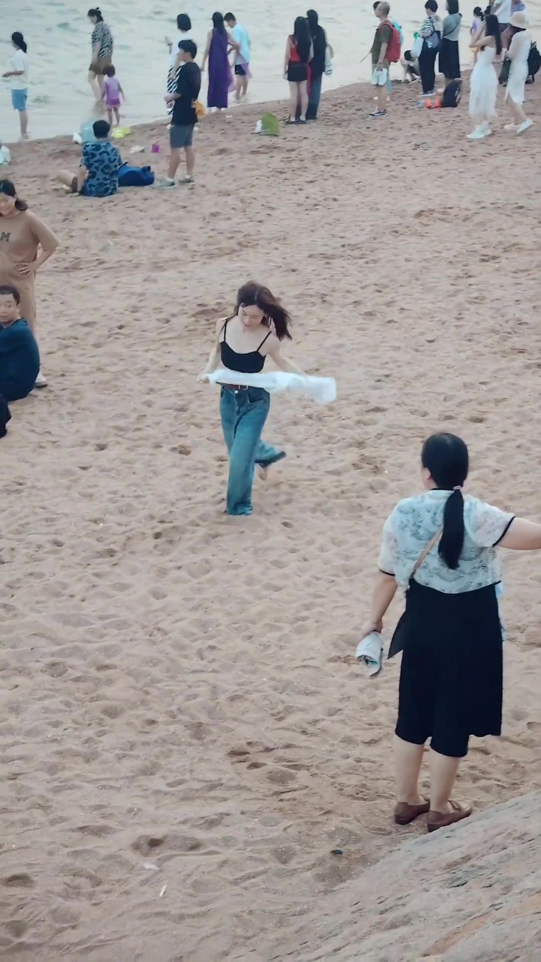 黑衣服大哥眼都看直了呀