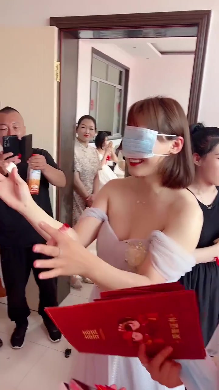 他们应该换一下，让女生被画