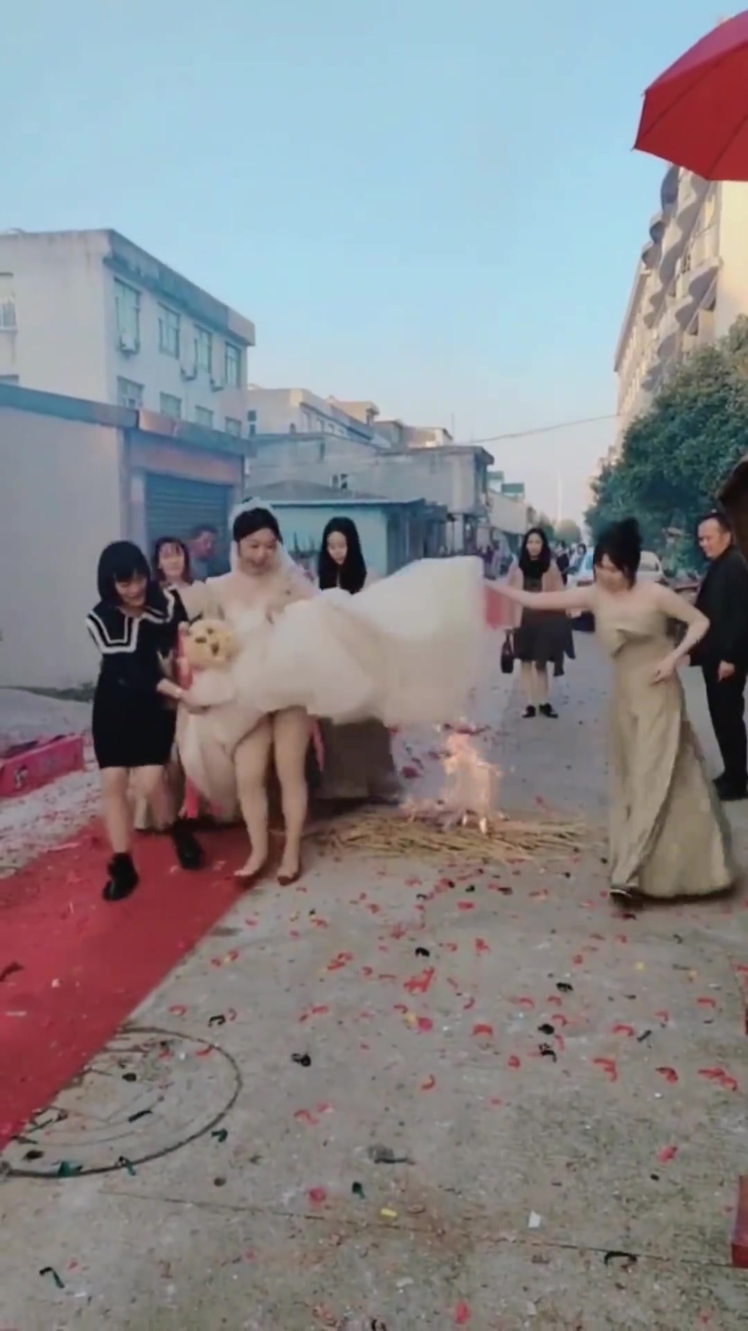 新娘这样不相当于没跨嘛