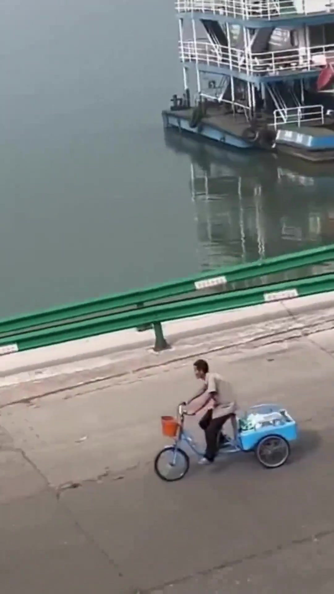 是的我看见一辆车他过弯很快我追不上它