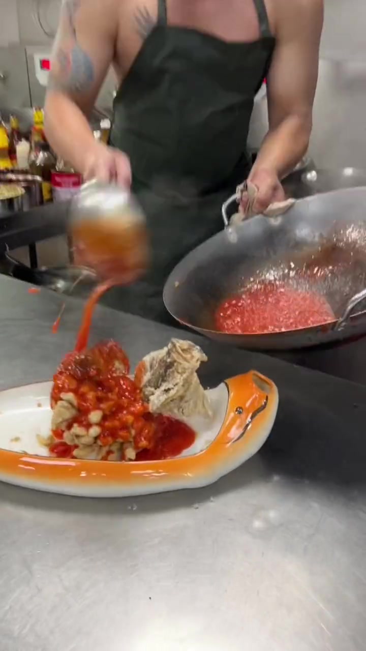看厨师浇酱汁在鱼身上也蛮治愈的
