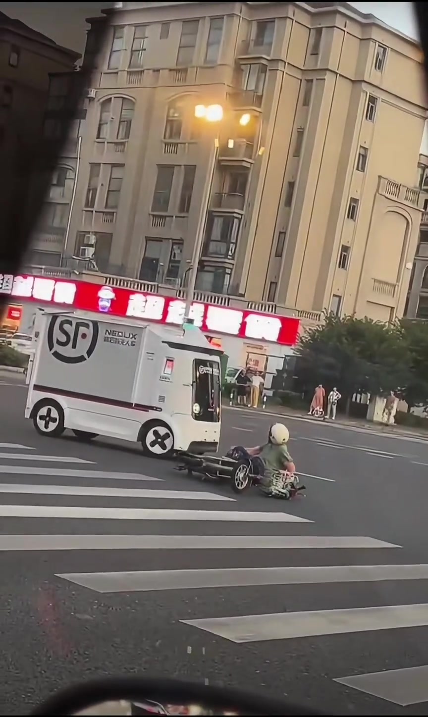 顺丰无人送货车撞完人，居然自己跑了，算肇事逃逸吗