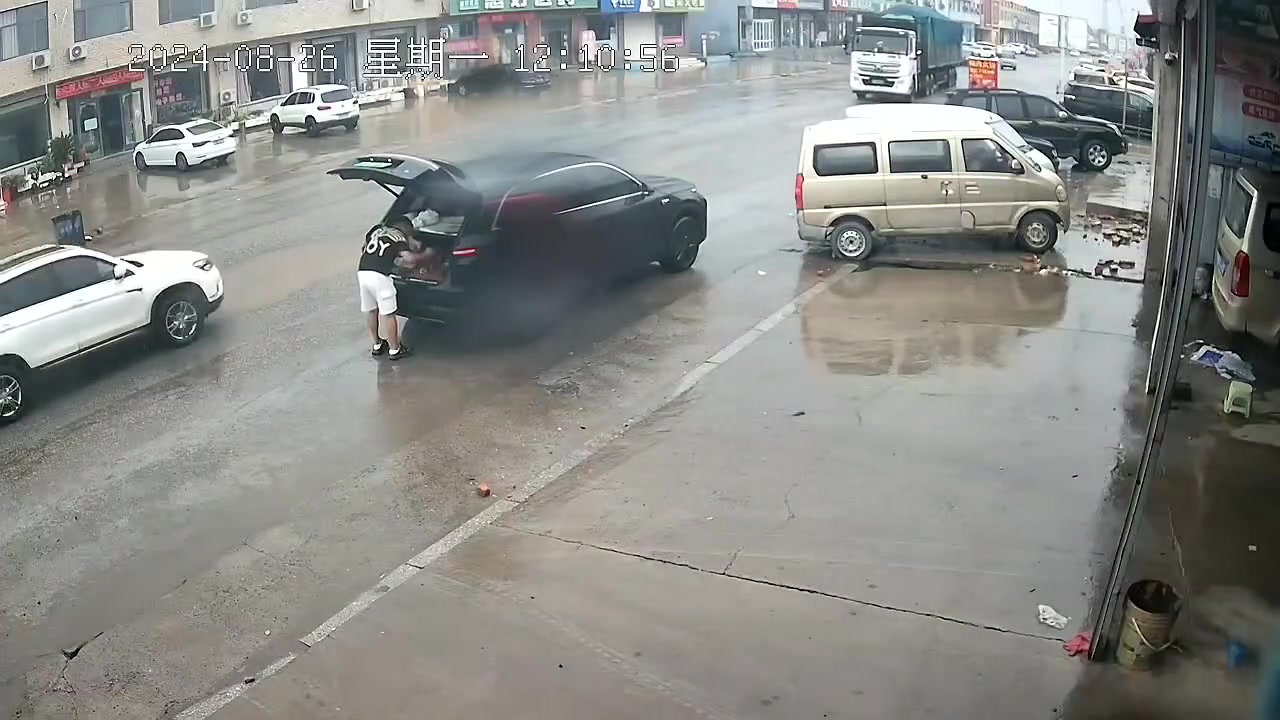 你看你停的那个地，你咋不停马路中间呢