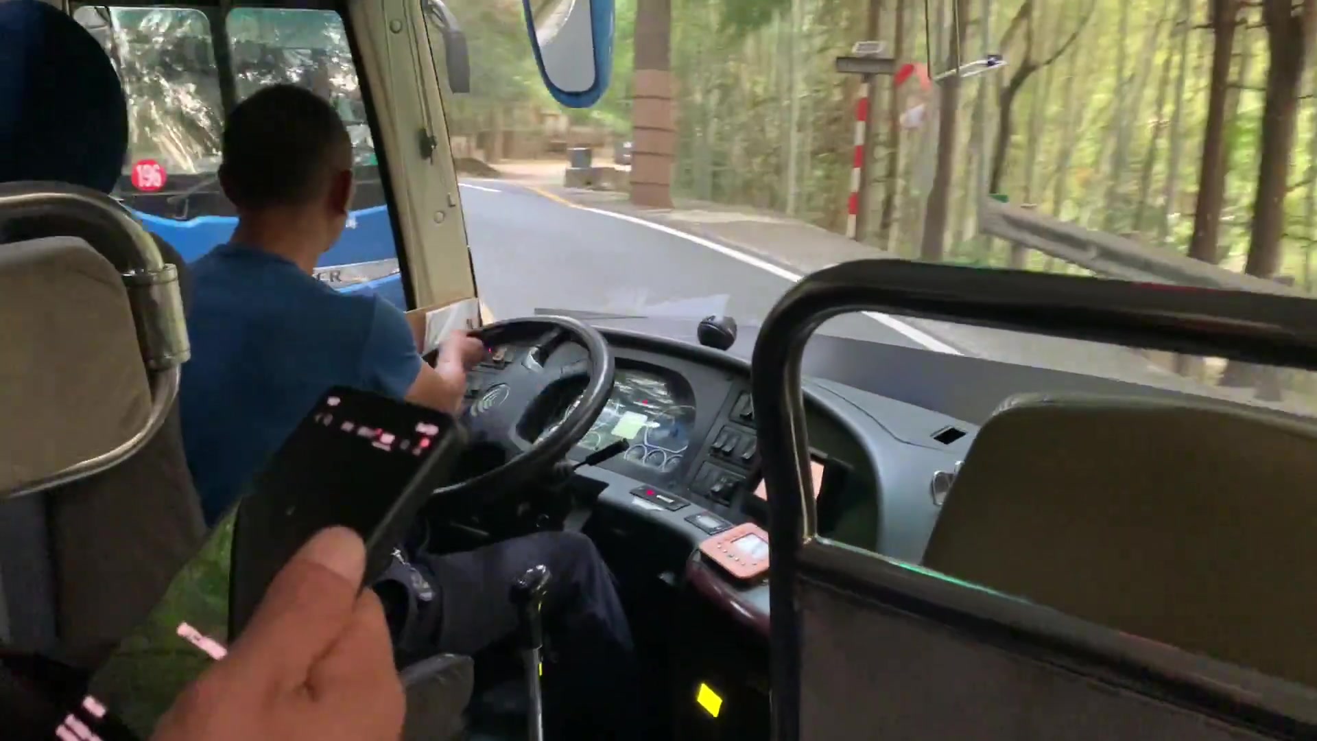 黄山景区大巴车司机这车技不是吹的！