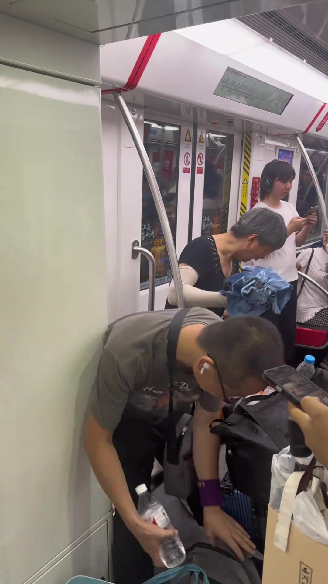 是因为让座吗怎么还拿着伞打人了！