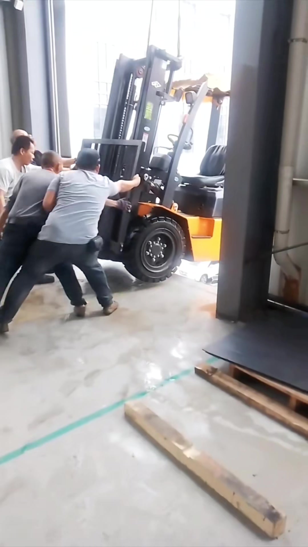 几个人拉几吨重的叉车，厉害了