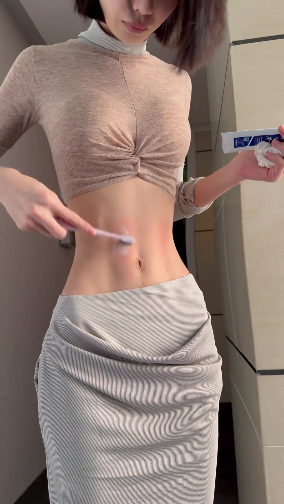 这是什么操作马甲线是用牙刷刷出来的