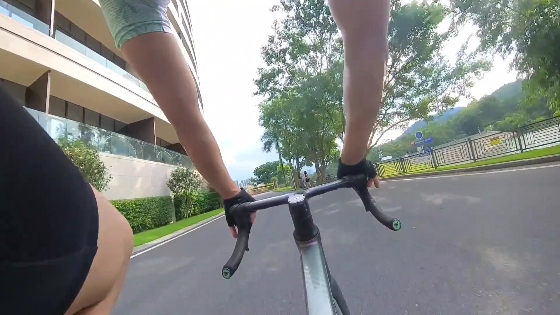 这条大马路应该可以让睡觉吧！