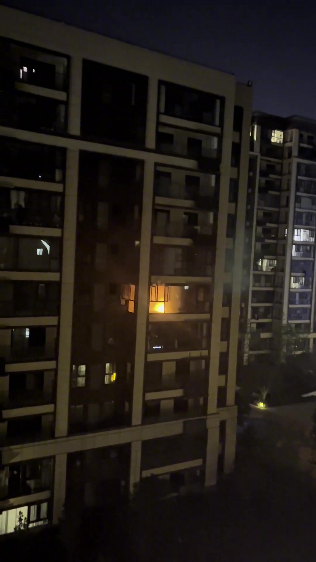 我刚发现时火势还小，一开始以为是这家业主在烧香