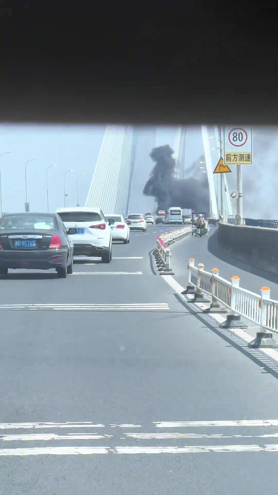 太危险了，椒江二桥槽罐车着火，以为是油罐车我们在瑟瑟发抖