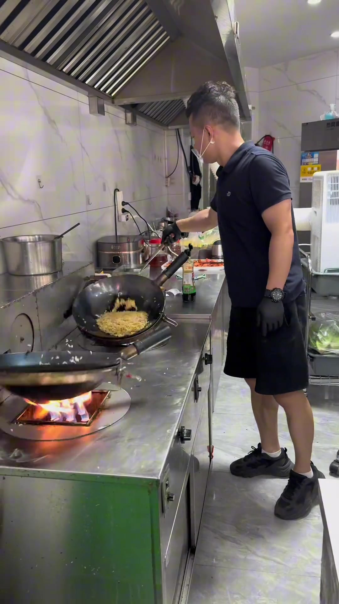 这自动颠锅都用上了