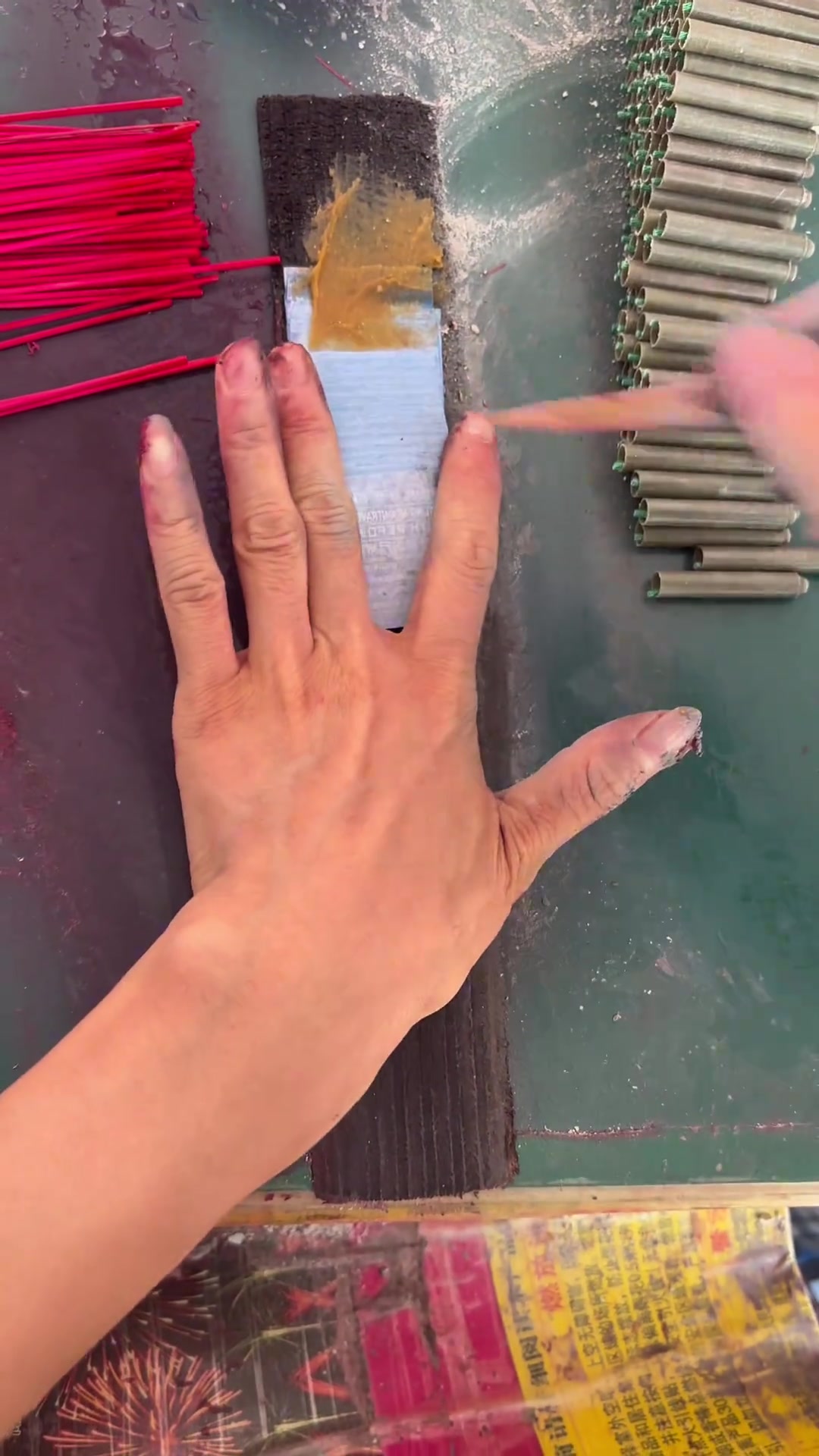 怪不得棍子老是掉，原来棍子上没粘胶