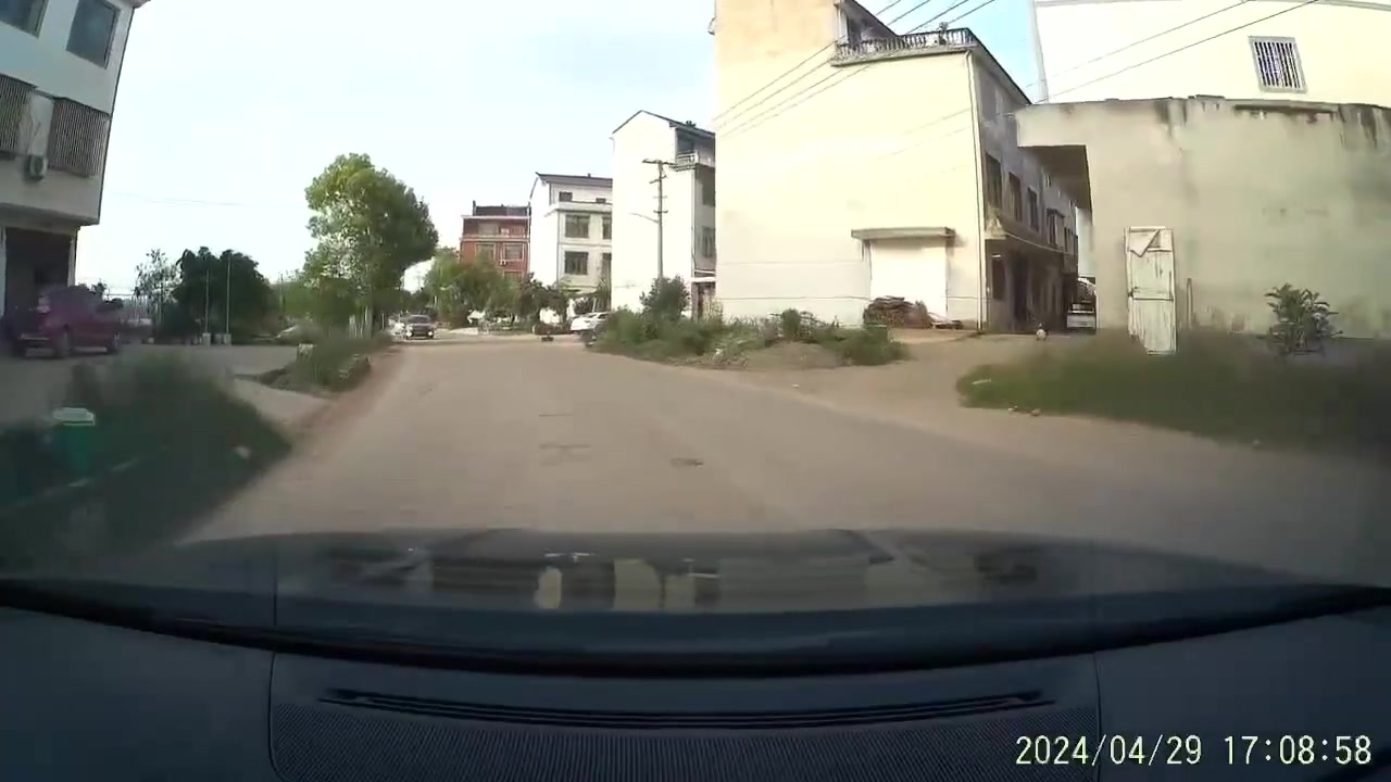 不得不说大爷反应真快啊！紧急撤回避免一场车祸