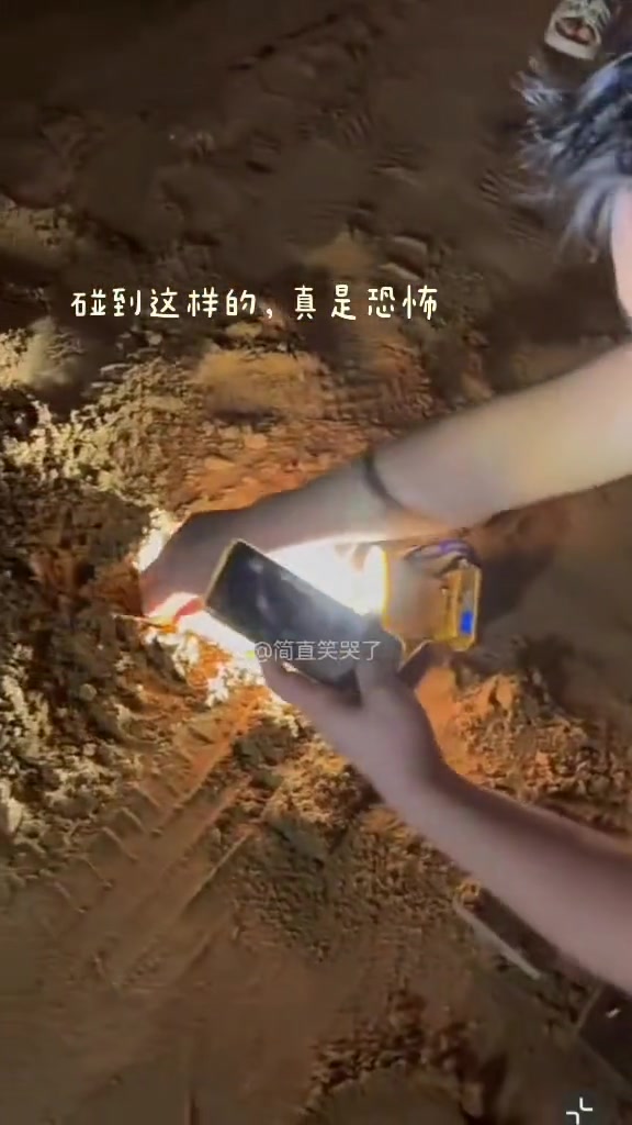 真可恶！在沙滩上放这种钉子的人是有多坏