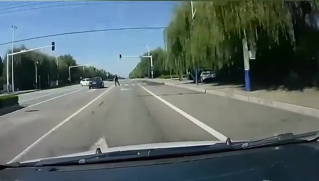 真危险！为了让学员驾考考过，大哥在拿生命拦路啊！