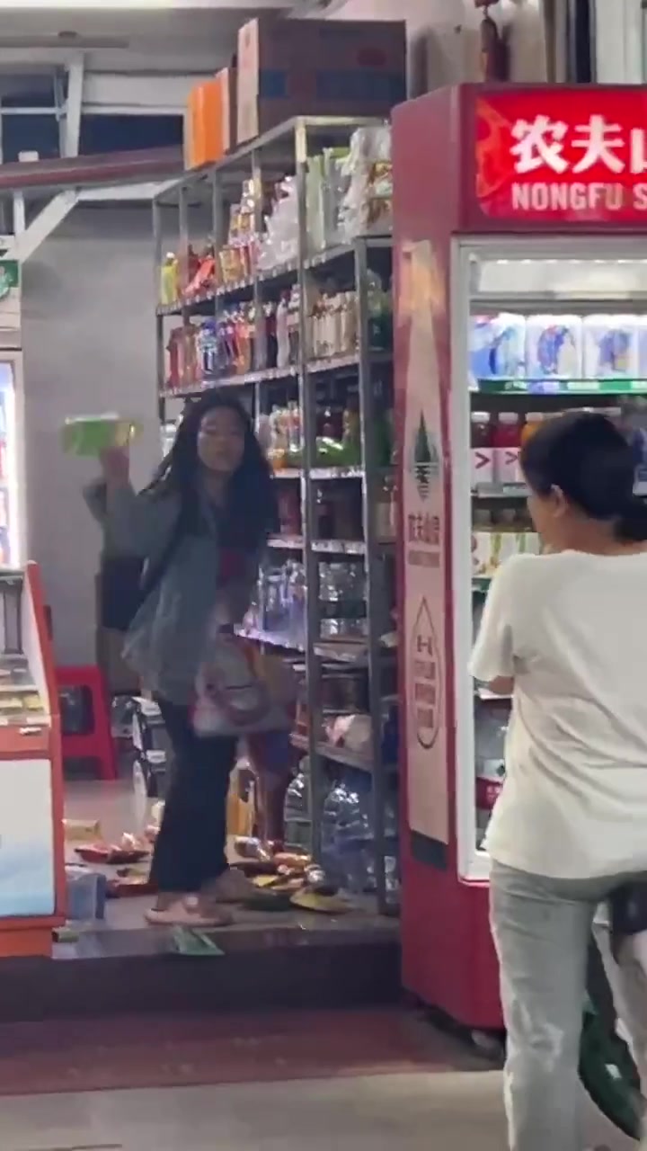 老板娘给老板打电话：今天来了个大客户，快去进货