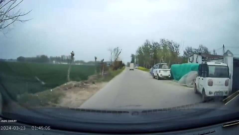 司机的盲目自信！这是真的闭着眼睛开车啊！