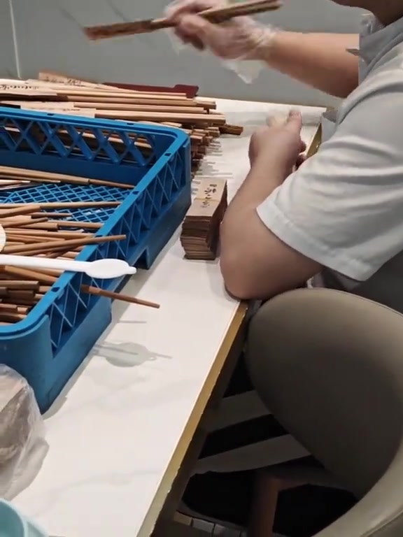原来餐厅的筷子是这样打包的，你觉得干净吗