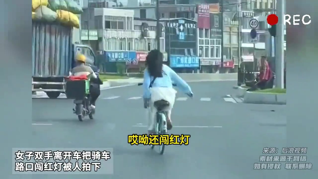 女子秀车技，松手骑自行车还闯红灯，成功成为显眼包
