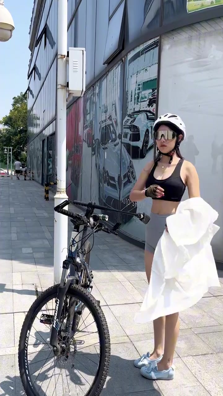 小姐姐穿成这样骑行不怕被晒黑嘛
