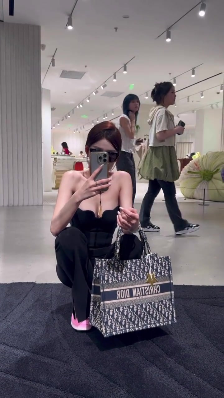 别的小姐姐都是拉长腿拍照的，你咋是蹲着呀