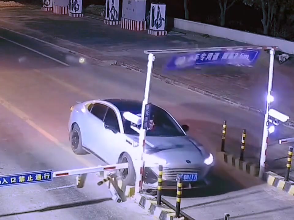 开车不带眼睛限制两米五，不限制二百五啊