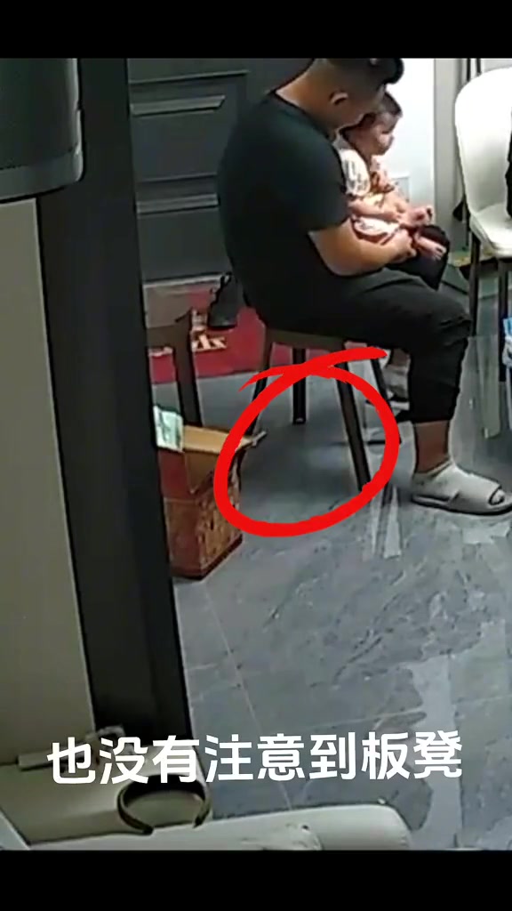 男子抱小孩椅子被压弯却浑然不知，果然没多久意外发生
