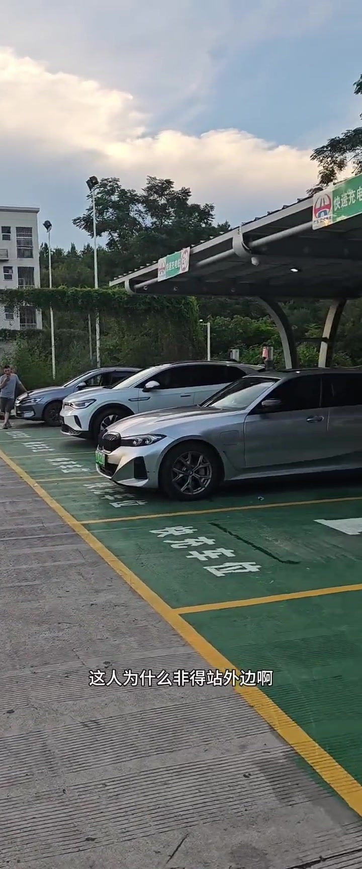 这还需要问吗玩手机的时候都知道不要边充电边玩