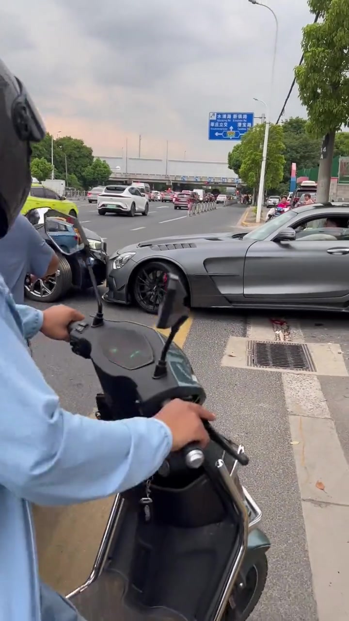 大型吃瓜现场！碰见宝马和奔驰以这种方式相遇