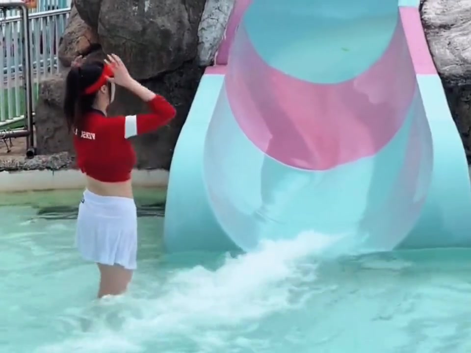 有这种救生员，会游泳也要装作不会呀