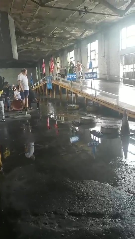 这种场地考摩托车证，不得直接吓跑一半考生