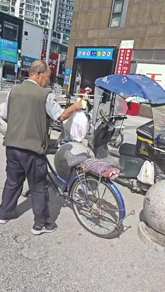 大爷：顺丰哪有顺手快！