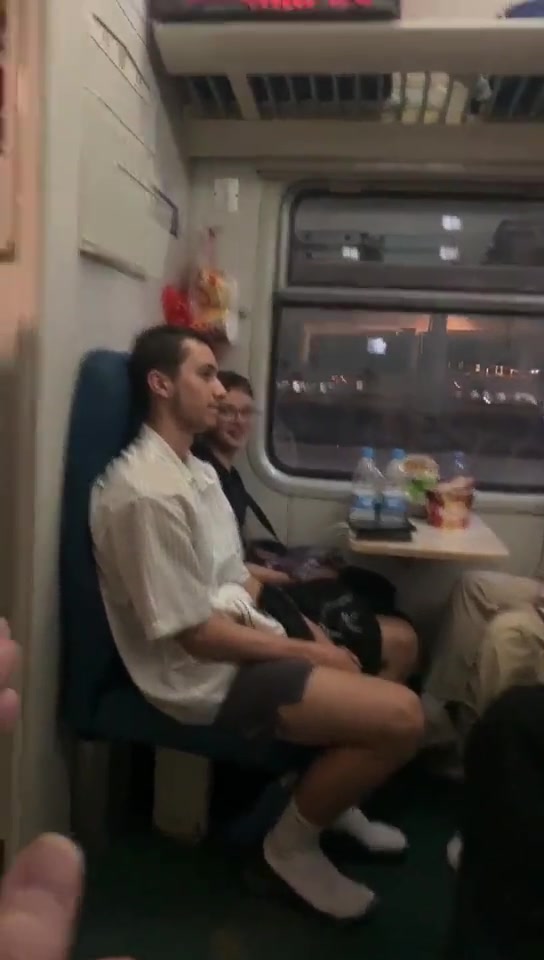 他们估计还以为你在夸他们呢，一个劲的傻笑