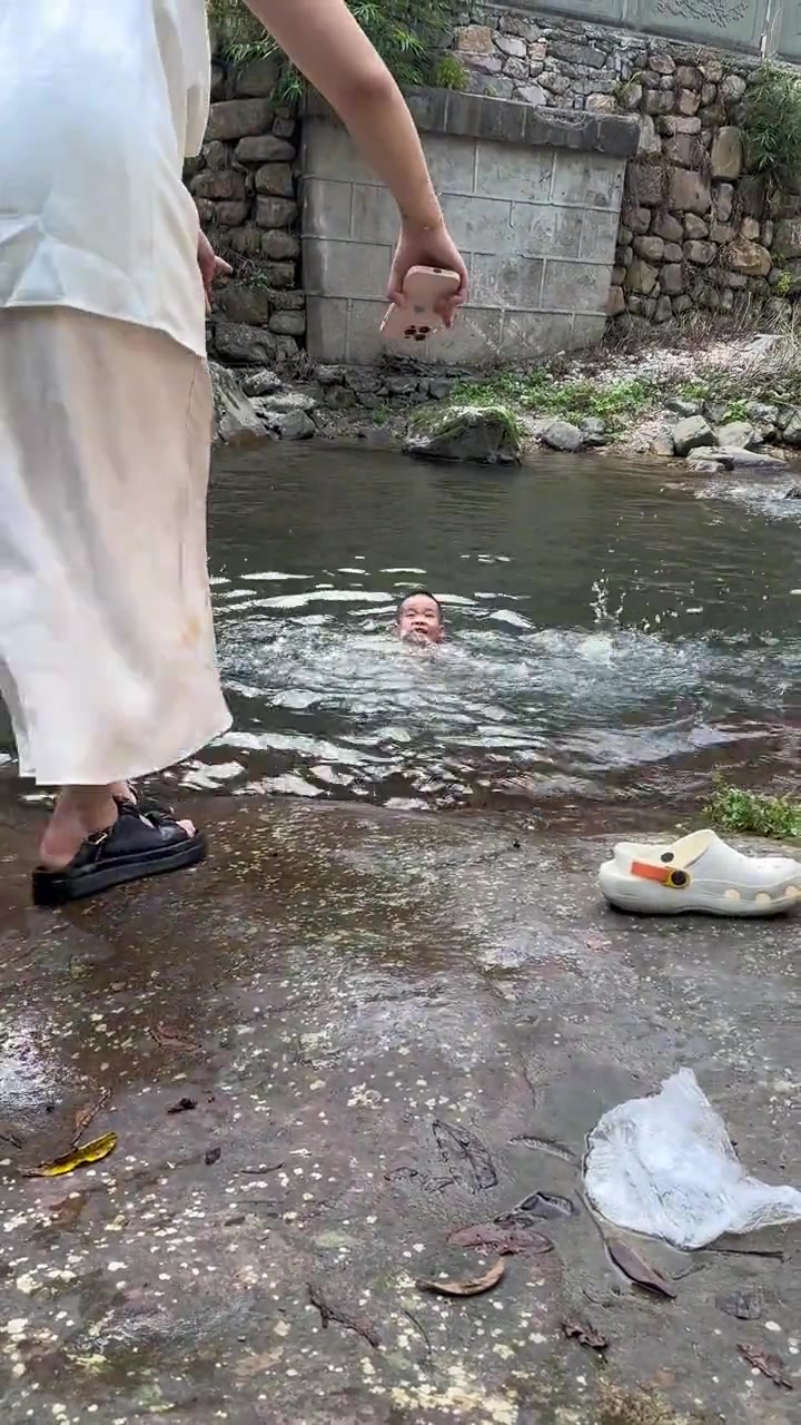 妈妈不会游泳带小孩玩水，危急时刻一男子下水相救