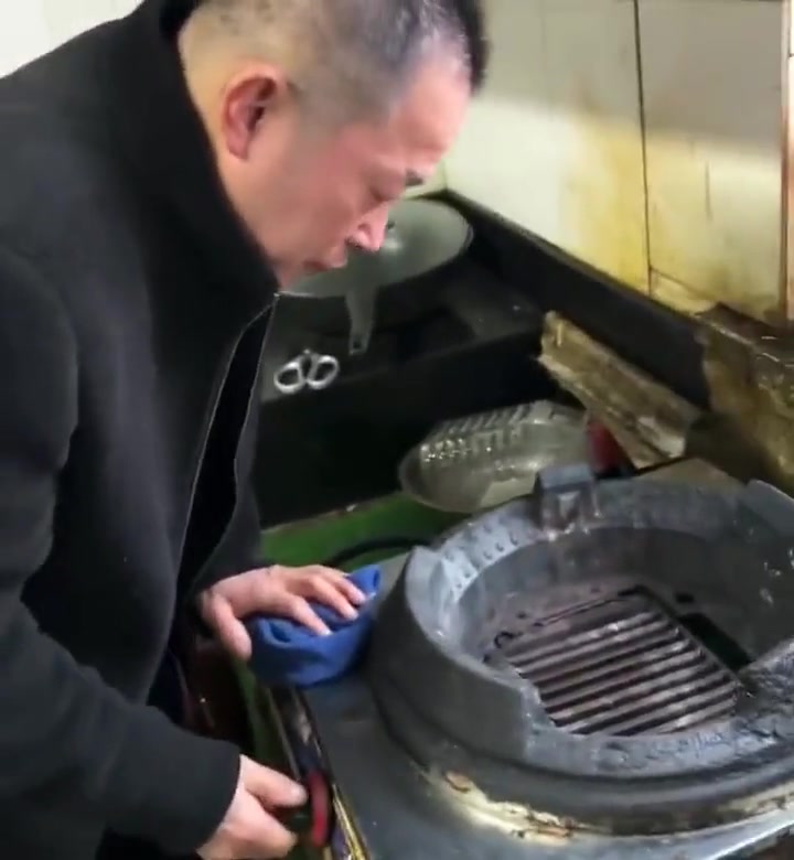 吓死！怼脸点煤气灶，结果直接火烧眉毛了