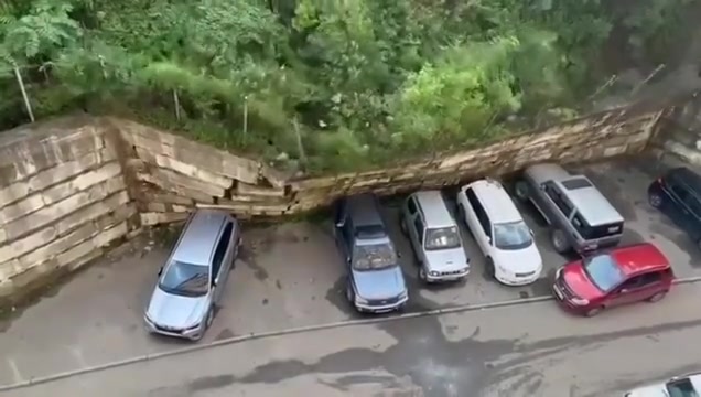 最糟的停车位置！遇上山体滑坡，压倒5辆汽车