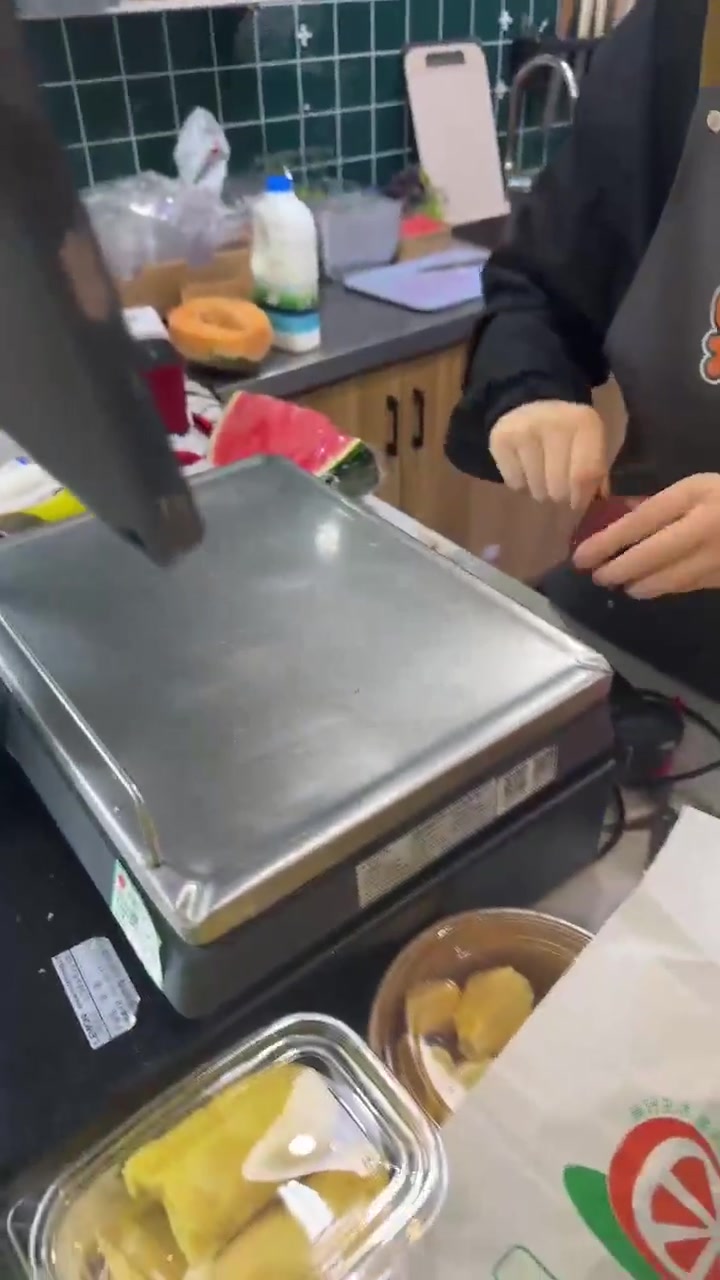 好家伙，荔枝都吃不起了！一颗荔枝8块7，还是折后价