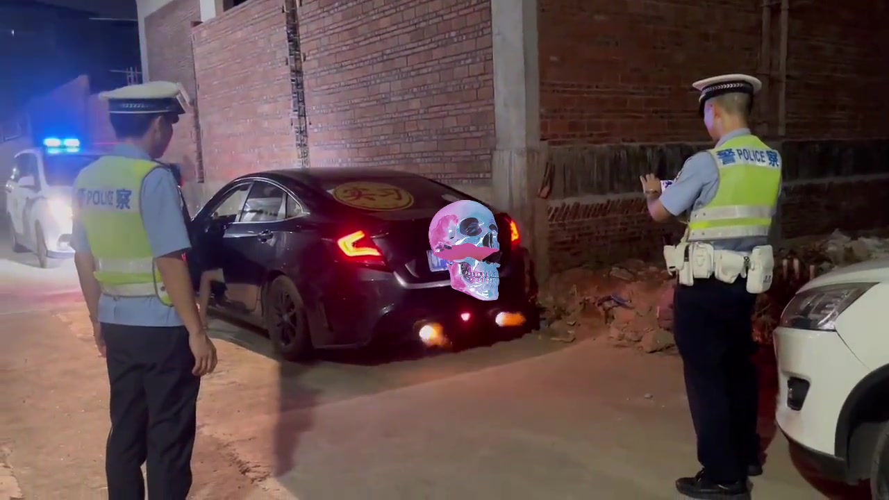 这车主真会玩啊！把交警都吓的一激灵