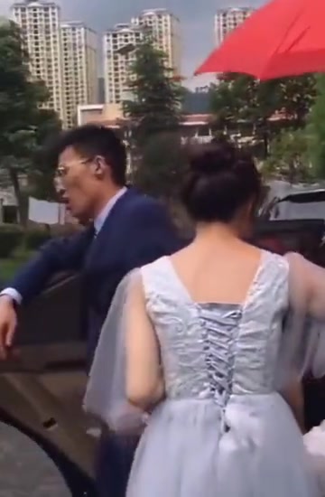 真是场酣畅淋漓的婚礼！网友：以后要找个背得动的老婆